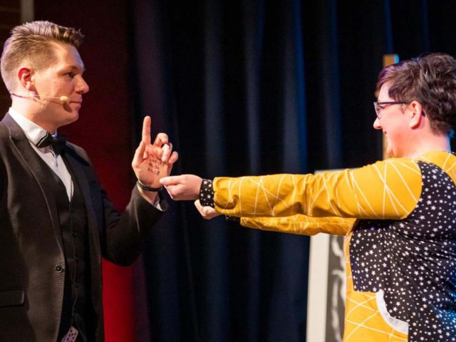 Thomas Majka liest die Gedanken einer Zuschauerin beim Rechts-oder-Links-Spiel auf der Bühne