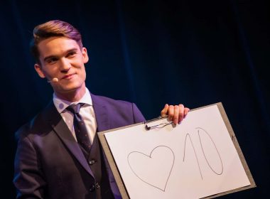 Vincent Frommer als Mentalist in Berlin zeigt ein Gedankenexperiment auf der Bühne vor Publikum