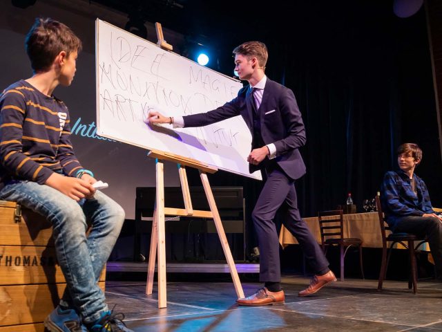 Vincent Frommer schreibt konzentriert auf eine große weiße Tafel während der Show „Magie der Intuition“