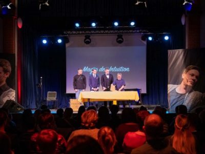 Thomas & Vincent als Mentalisten auf einer Bühne bei einer interaktiven Show vor großem Publikum