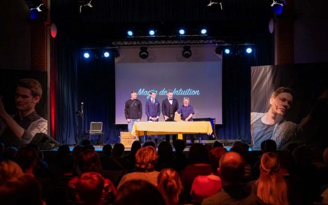 Thomas & Vincent als Mentalisten auf einer Bühne bei einer interaktiven Show vor großem Publikum