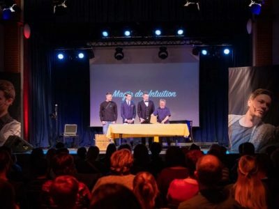 Thomas & Vincent als Mentalisten auf einer Bühne bei einer interaktiven Show vor großem Publikum