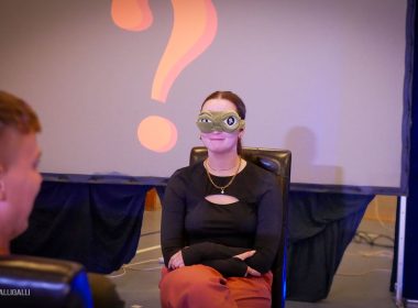 Interaktive Quizshow mit verbundenen Augen