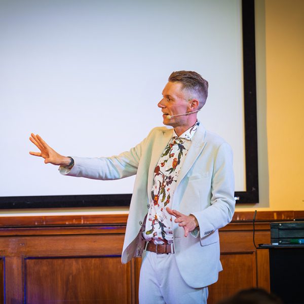 Zauberer Thomas Majka bei einer interaktiven Bühnenshow mit Publikum