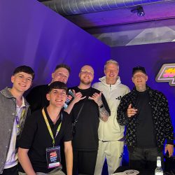 Thomas Majka versucht während der 10-Jahre-Show gemeinsam mit Vincent eine Karte aus einem hochgeworfenen Kartenspiel zu fangen