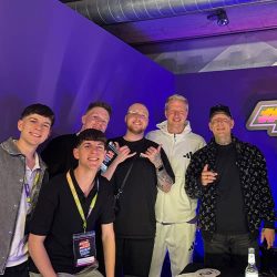 Thomas Majka versucht während der 10-Jahre-Show gemeinsam mit Vincent eine Karte aus einem hochgeworfenen Kartenspiel zu fangen