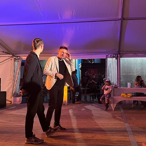 Thomas Majka und Vincent Frommer auf der Bühne eines Festzelts während einer Veranstaltung