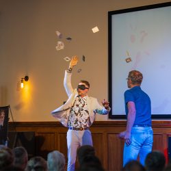 Gruppenbild bei der Talentshow „Ich-Kann-Nix-Was-Kannst-Du“ mit Thomas Majka und seinen zwei Zauberschülern