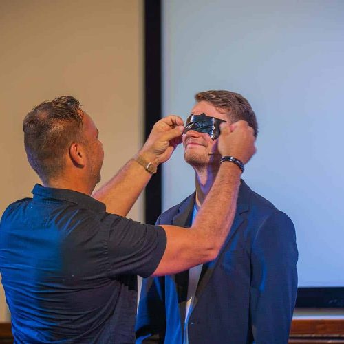Vincent Zauberer Berlin bekommt die Augen mit Klebeband zugeklebt.