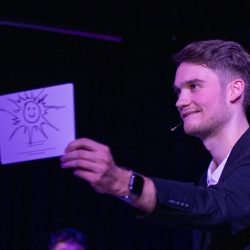 Vincent Frommer zeigt eine Karte während der Carte Blanche Show in Dresden