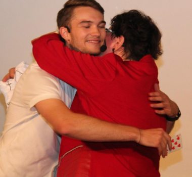 Vincent Frommer umarmt einen Zuschauer nach einer emotionalen Mentalmagie Show in Berlin