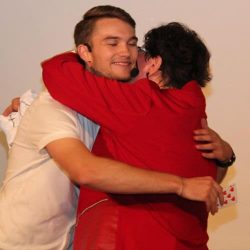 Frau umarmt Vincent Frommer nach seiner Show als Dankeschön