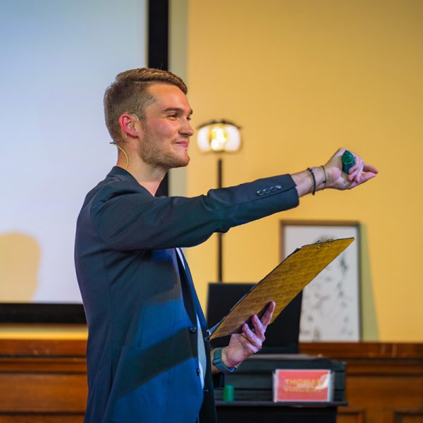 Zauberer Vincent Frommer begeistert Gäste bei interaktiver Live-Show in Berlin