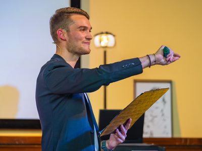 Zaubershow für Events auf Bühne mit Publikum