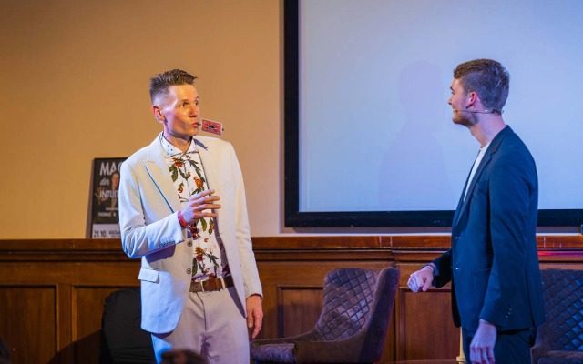 Thomas & Vincent als Zauberkünstler bei einem Geburtstag mit interaktiver Show und begeisterten Gästen