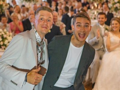 Thomas Majka und Vincent Frommer mit Gästen bei einer Hochzeit während einer interaktiven Show