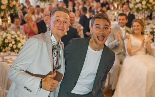 Thomas Majka und Vincent Frommer mit Gästen bei einer Hochzeit während einer interaktiven Show