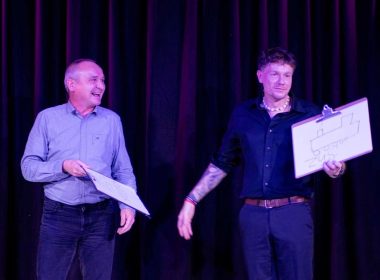 Zauberkünstler Thomas Majka begeistert einen Gast auf einer Firmenfeier mit interaktiver Zaubershow und Mentalismus Zauberer Firmenfeier