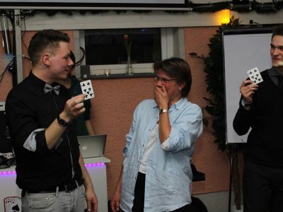 Interaktive Zaubershow mit Kartenkunst direkt bei Gästen während eines Events